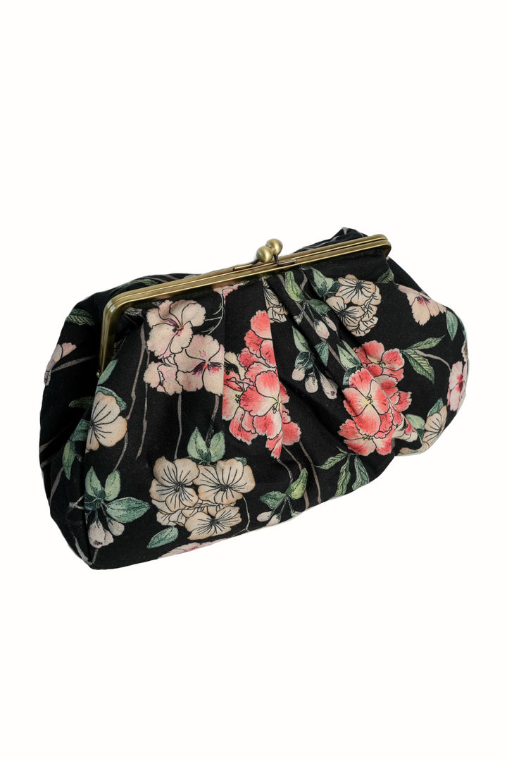 Bolso de mano con cierre de beso Trailing Blossom en negro