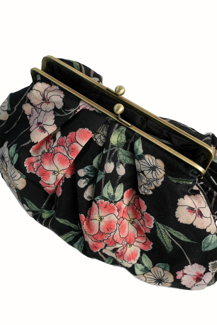 Bolso de mano con cierre de beso Trailing Blossom en negro