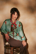 Blouse Fleur De Lys Aqua à nœud lavallière