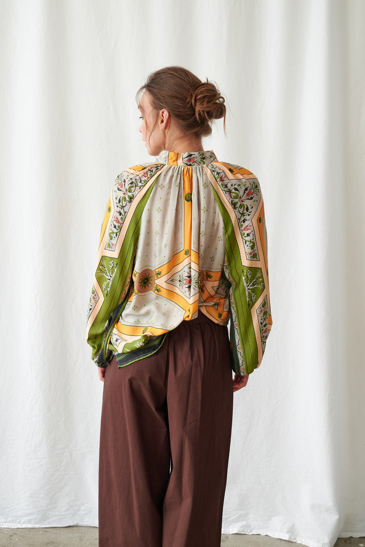 Blouse Fleur De Lys dorée à nœud lavallière