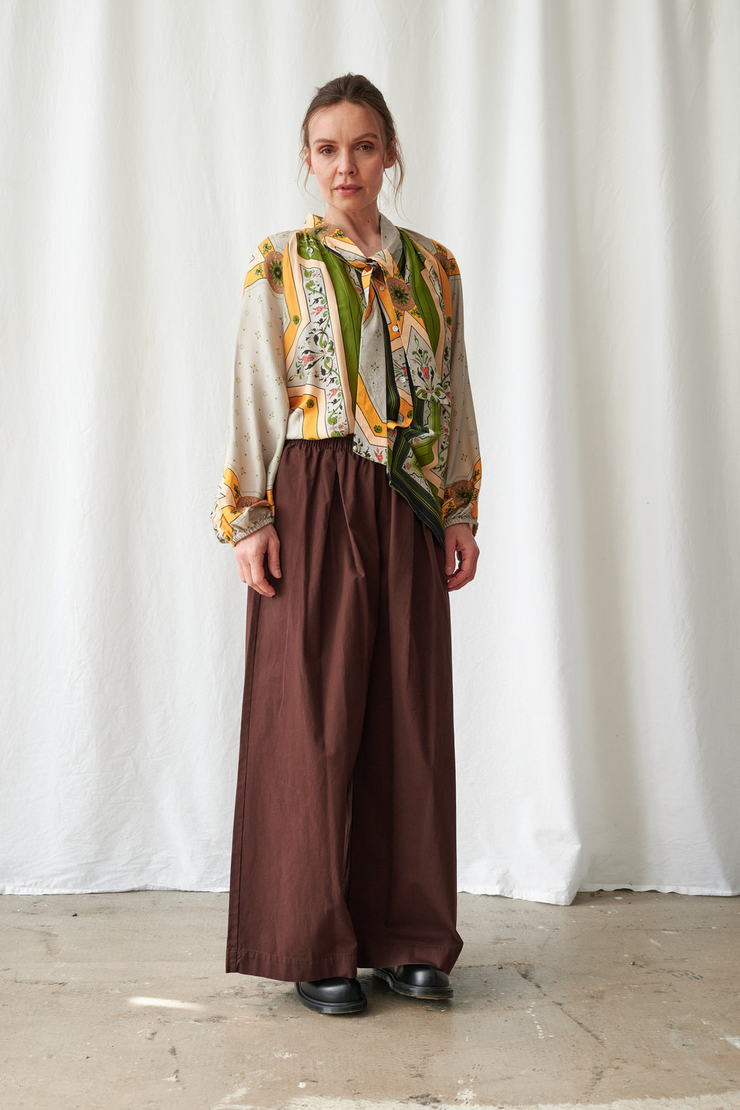 Blouse Fleur De Lys dorée à nœud lavallière