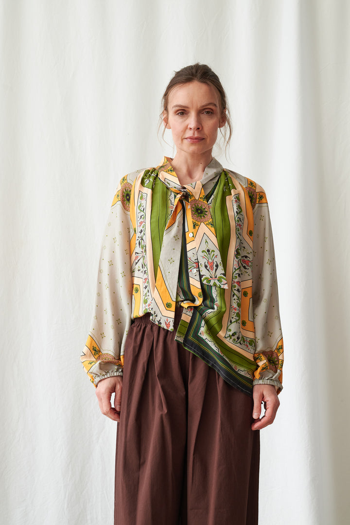 Blouse Fleur De Lys dorée à nœud lavallière