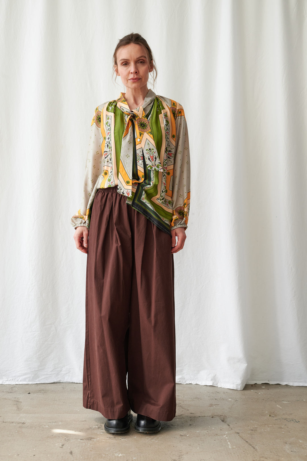 Blouse Fleur De Lys dorée à nœud lavallière