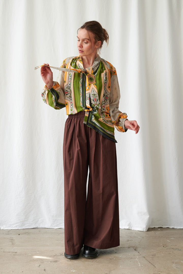 Blouse Fleur De Lys dorée à nœud lavallière