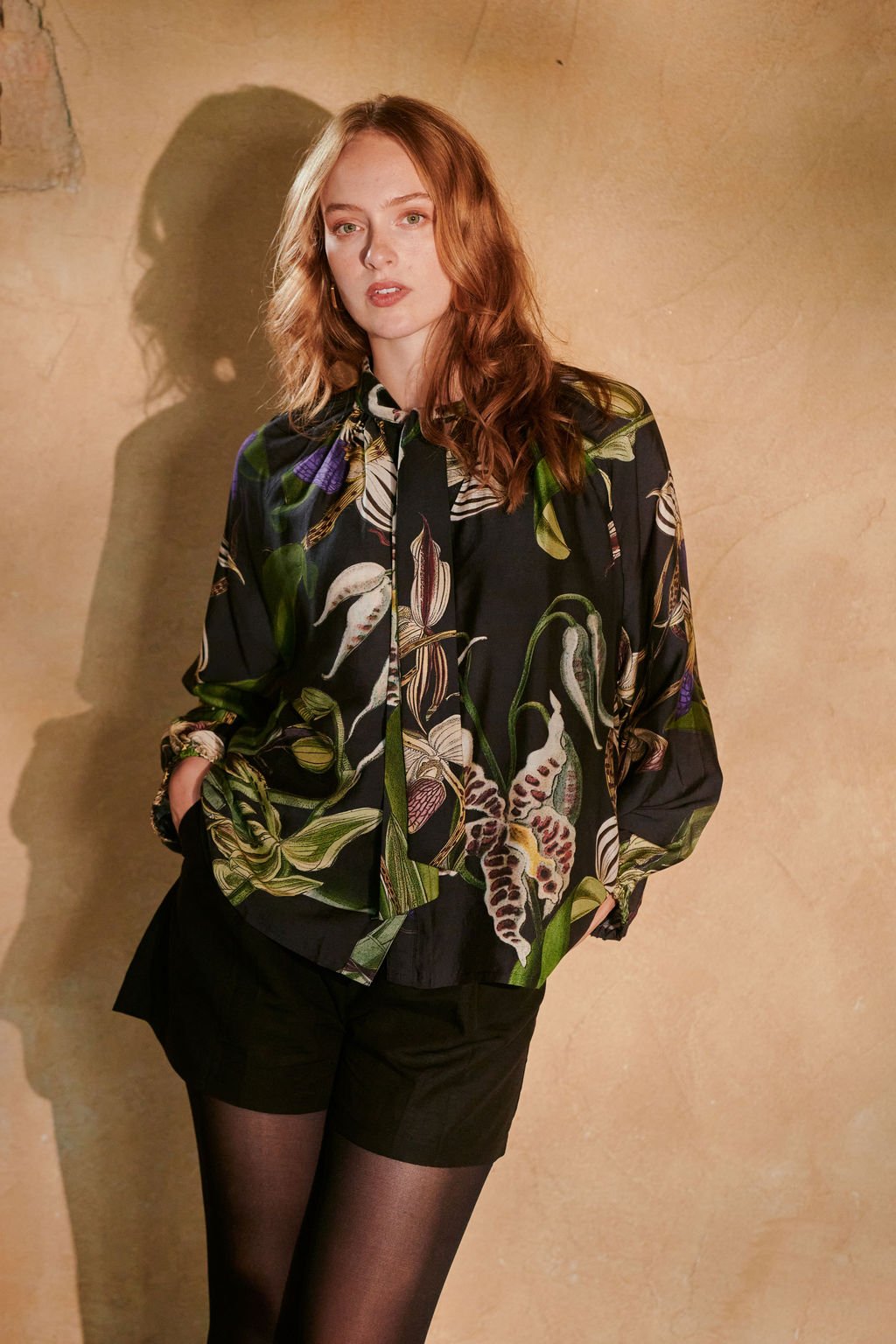 Chemisier noir à nœud lavallière Orchidée