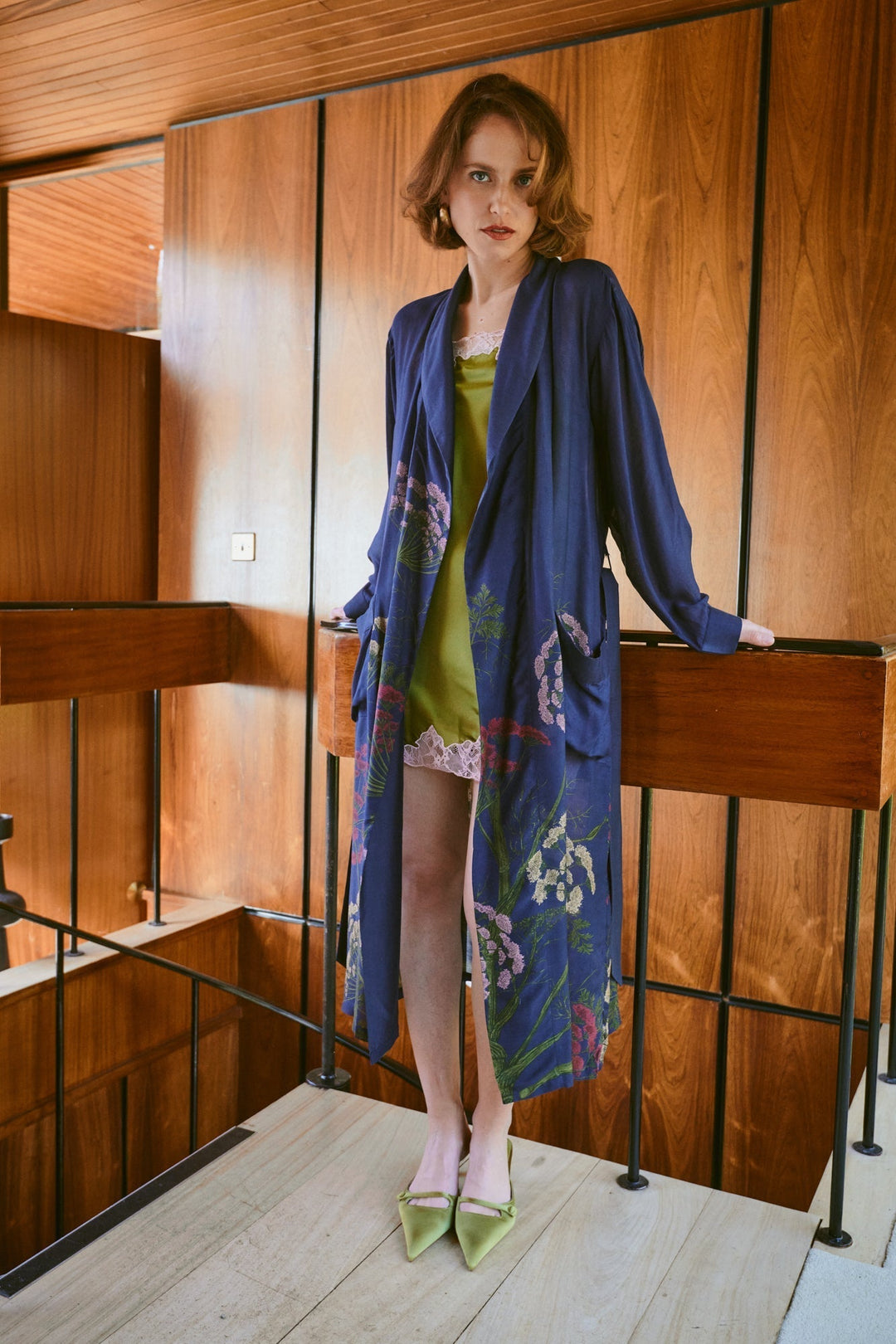 Vestido azul marino con semillas de perejil