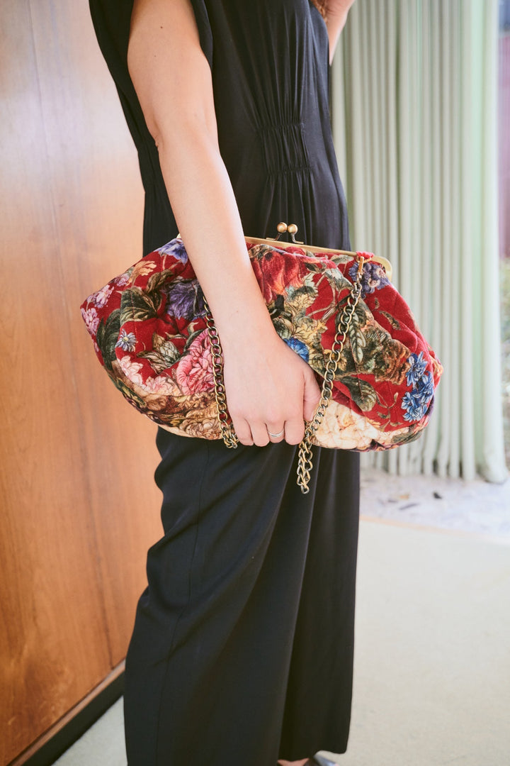 Bolso de terciopelo acolchado con cierre de beso Primula Berry