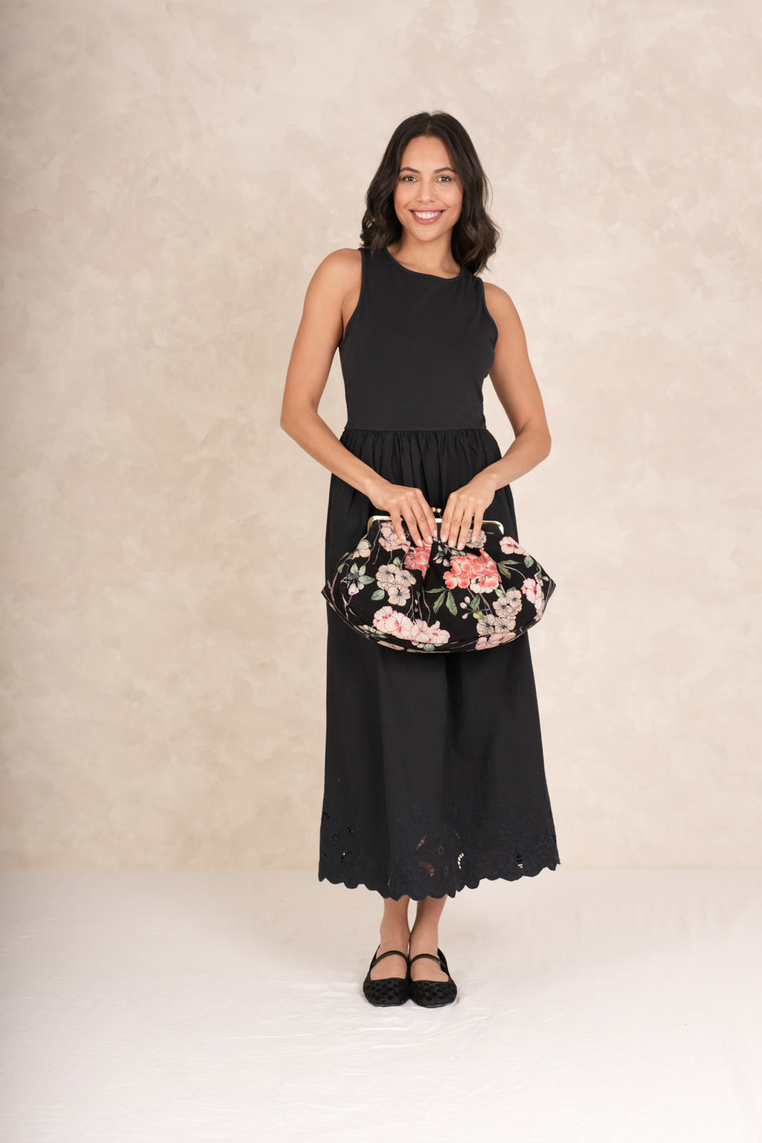Bolso de mano con cierre de beso Trailing Blossom en negro