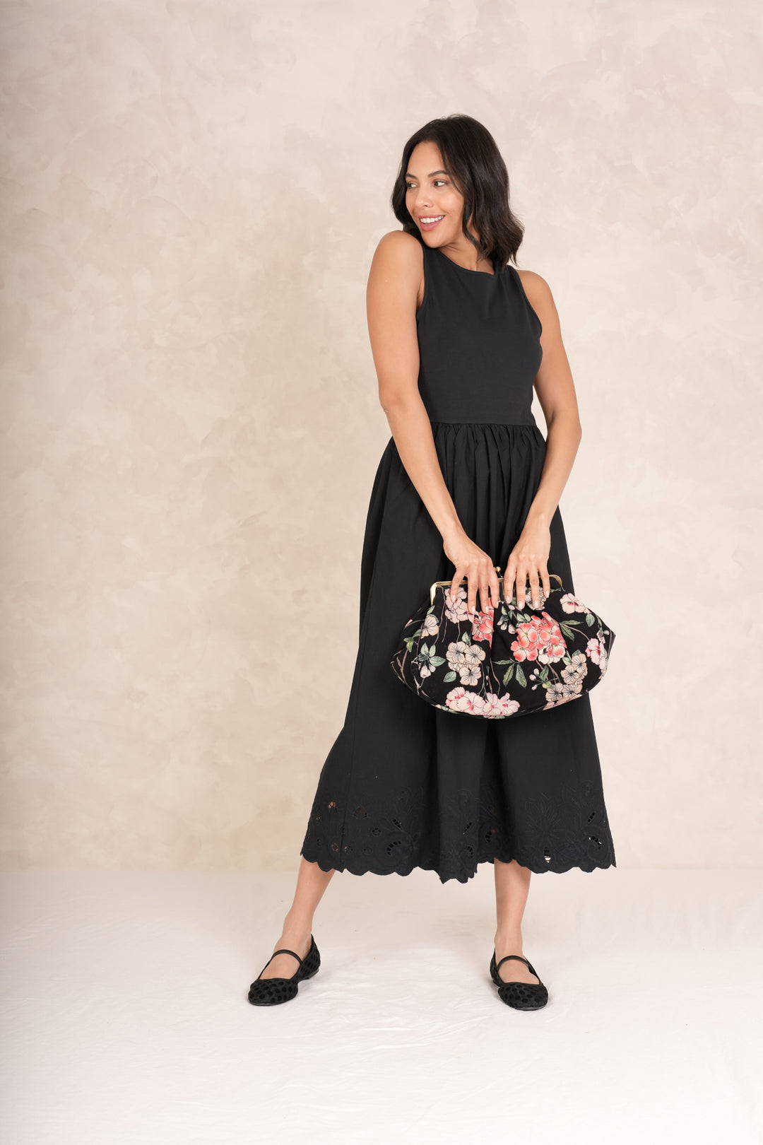 Bolso de mano con cierre de beso Trailing Blossom en negro