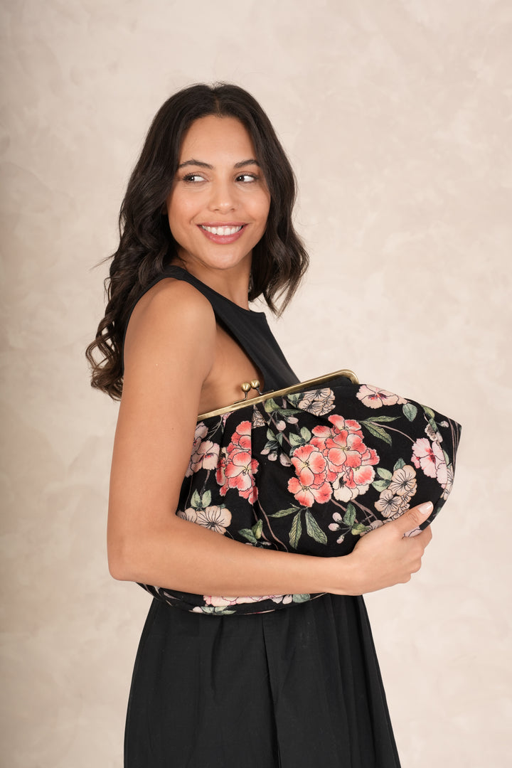 Bolso de mano con cierre de beso Trailing Blossom en negro