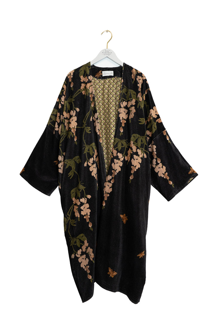 One Hundred Stars Wisteria Black Velvet Grande