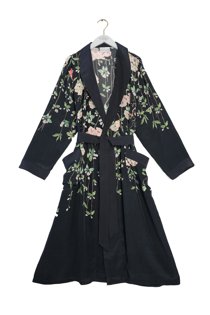 Robe en crêpe noire à fleurs traînantes
